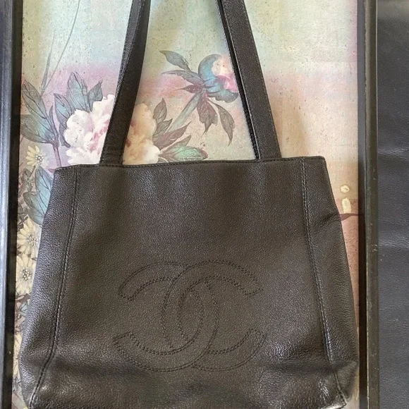 CHANEL Black Leather Shoulder Bag with Classic Design - Picture 1 of 17